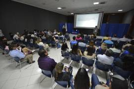 Estudiantes y público general asistieron a la charla sobre Filosofía e Inteligencia Artificial impartida por el académico Jesús Humberto Aguilar.