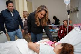 El alcalde Javier Díaz y su esposa Luly López saludaron a la familia de la primer bebé nacida en 2025 en el Hospital General de Saltillo.