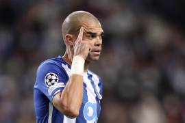 Pepe fue suspendido dos juegos tras ser acusado de patear a un directivo de otro equipo durante une pelea en la Liga de Portugal la semana pasada. (AP Foto/Luis Vieira, Archivo)