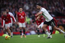 Raúl Jiménez hizo su gol número 200 como profesional de penal, conseguido en Old Trafford durante el duelo entre Fulham y Manchester United en la Premier League.