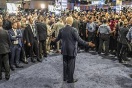 El expresidente Donald Trump, nominado republicano a la presidencia, habla en la sala de prensa tras el debate presidencial en el National Constitution Center en Filadelfia.