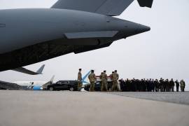 Miembros del servicio de EU llevan un ataúd con los restos de uno de los 13 miembros militares estadounidenses que murieron en el conflicto con Irán, en la Base de la Fuerza Aérea Dover en Delaware.