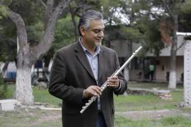 Talentoso. El maestro Ulloa Pedroza, especialista en flauta, actualmente es catedrático de la Escuela Superior de Música de la UAdeC.