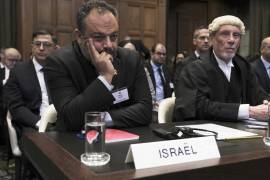 Este jueves y viernes se realizaron audiencias en CIJ por las acusaciones contra Israel por genocidio en Gaza. En la imagen, el ministro de Exteriores israelí, Tal Becker, junto al jurista británico Malcolm Shaw.