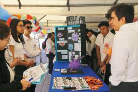 Estudiantes de la FCQ instalaron módulos informativos para explicar el sistema inmunológico y medidas preventivas.