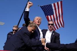 El entonces candidato republicano a la presidencia Donald Trump es protegido por agentes del Servicio Secreto en un atentado en su contra durante un acto de campaña el 13 de julio de 2024, en Butler, Pensilvania. Trump. FOTO: