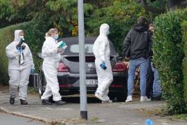 Investigadores forenses en la escena del crimen, en una calle de Herdecke, Alemania, el martes 7 de octubre de 2025, después de que la alcaldesa recién electa de esa ciudad, Iris Stalzer, fuera hallada gravemente herida en su apartamento. FOTO: