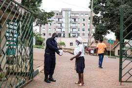 Una mujer se desinfecta las manos frente al Hospital Musulmán Kibuli en Kampala, Uganda, el sábado 16 de mayo de 2026.