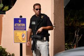 Un agente del Servicio Secreto se encuentra afuera de Mar-a-Lago en Palm Beach, Florida.
