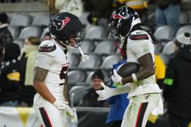 La defensa de Houston controló a Aaron Rodgers y aseguró el triunfo que clasifica al equipo a la ronda divisional.