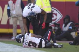 El receptor de los Texans, Tank Dell, fue dado de alta del hospital tras sufrir una lesión grave en la rodilla izquierda durante el partido contra los Chiefs.