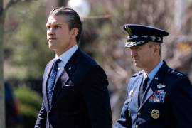 En la imagen se observa al secretario de Defensa de Estados Unidos Pete Hegseth en la Casa Blanca en Washington.