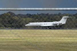 Un avión que traslada a pasajeros del crucero MV Hondius, afectado por un brote de hantavirus, llega a la base aérea militar de Pearce en Perth, Australia, procedente de Holanda, el 15 de mayo de 2026.