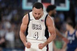 Stephen Curry tomó la batuta de un Estados Unidos que parecía caer en los últimos cuartos del partido ante Serbia.