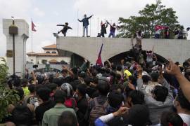 Manifestantes corean lemas mientras se reúnen frente al Parlamento en Katmandú, Nepal, el lunes 8 de septiembre de 2025. (AP Foto/Niranjan Shrestha)