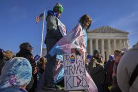 04/12/2024. Nate, de 14 años (i), y Bird, de 9 años (d)a, participan en una protesta frente a la Corte Suprema. Donald Trump prohíbe el tratamiento de transición de género y cirugías a menores de 19 años.