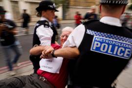 Un manifestante es arrestado por la policía fuera del Tribunal de Magistrados de Westminster en Londres, el jueves 30 de julio de 2026.