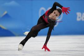 La rusa Kamila Valieva sufre una caída durante la competición de patinaje artístico de los Juegos Olímpicos de Invierno en Beijing, el 17 de febrero de 2022.