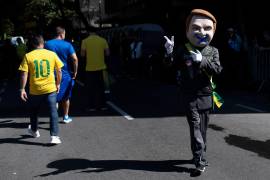 Un simpatizante vestido como el expresidente Jair Bolsonaro protesta contra su juicio en la Corte Suprema, donde enfrenta cargos por presunta participación en un intento de golpe de Estado en 2022.