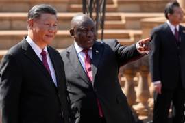 A la derecha, el presidente sudafricano Cyril Ramaphosa con el presidente chino Xi Jinping en Pretoria, Sudáfrica.