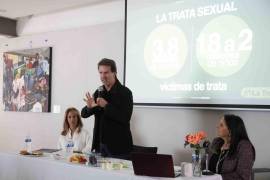 Fernando Landeros, miembro de la Fundación Freedom, expuso sobre la trata y el abuso infantil en México frente a personas de la comunidad judía.