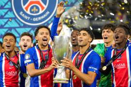 Marquinhos levantó el trofeo después de que el PSG superara 2-1 al Aston Villa en una intensa final disputada en Salzburgo.