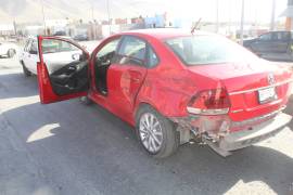 Repartidor no respeta el alto e impacta a una familia, en Saltillo