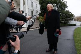 El presidente Donald Trump habla con la prensa al partir del Jardín Sur de la Casa Blanca, el sábado 22 de noviembre de 2025, en Washington, rumbo a la Base Conjunta Andrews.