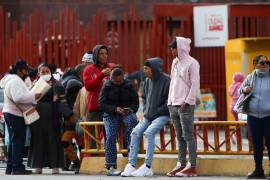 Los extranjeros en tránsito pasan frío y hambre, y durante la madrugada, comentan, es cuando buscan cruzar el río Bravo para lograr entregarse a la Patrulla Fronteriza, pero su intento es fallido porque, aunque pasan los retornan. FOTO: