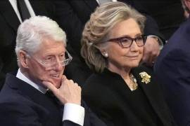 Bill Clinton, niega haber sabido de los crímenes o haber estado en la Jeffrey Epstein, a pesar de que varias veces viajó en su avión para eventos de la Fundación Clinton.