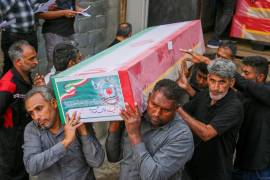 Un ataúd es transportado durante el funeral de los niños que murieron tras un ataque israelí-estadounidense en una escuela primaria de niñas en Minab, Irán, el martes 3 de marzo de 2026.