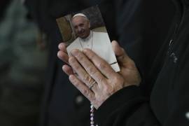 Una monja reza por la salud del papa Francisco en la Plaza de San Pedro en el Vaticano el 10 de marzo del 2025. FOTO: