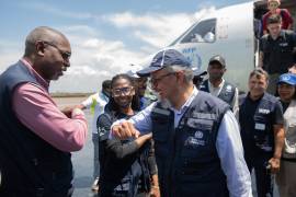 El director general de la Organización Mundial de la Salud Tedros Adhanom Ghebreyesus (der) es recibido en el aeropuerto de Bunia, Congo, el 30 de mayo del 2026.
