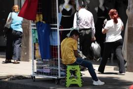 Un menor de edad trabaja el 9 de junio de 2023 en una calle de Ciudad de México (México).