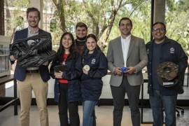 Esteban Garza Fishburn, Eunice Daniela Gallegos Gómez y Rodrigo del Ángel Burciaga (estudiantes), Rossana Sofía Martínez, Luis Pablo Garza (coordinador de Proyectos Estratégicos) y Alfonso Ballesteros (coordinador académico de Ingenierías). Sosteniendo una impresionante pieza impresa en 3D, muestran el potencial creativo y técnico que se desarrollará en el nuevo FabLab Carolina.