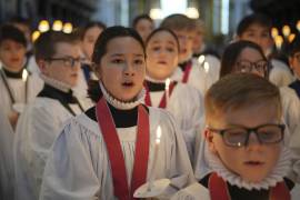 Miembros del coro de la catedral de St. Paul, incluidas niñas por primera vez en 900 años de historia, ensayan para los servicios de Navidad, en Londres, el 23 de diciembre de 2024. (AP Foto/Kin Cheung)