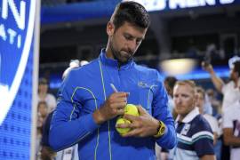 ARCHIVO. Novak Djokovic firma autógrafos tras derrotar a Carlos Alcaraz en la final del Masters de Cincinnati.