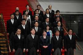 La nueva primera ministra de Japón, Sanae Takaichi, en el centro de la primera fila, posa durante una sesión de fotos con miembros de su gabinete en la residencia oficial del primer ministro en Tokio.