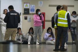 Migrantes colombianos deportados de Estados Unidos esperan dentro del aeropuerto El Dorado en Bogotá, Colombia, el martes 28 de enero de 2025. FOTO: