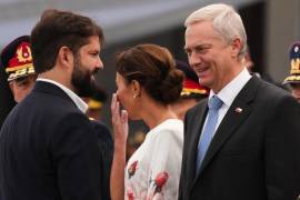 El presidente saliente Gabriel Boric, a la izquierda, y el presidente electo José Antonio Kast asisten a la ceremonia de cambio de mando del Ejército antes de la entrega presidencial en Santiago, Chile.