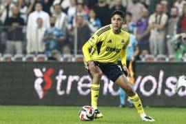 Edson Álvarez durante el duelo ante el Samsunspor, regresando a la titularidad tras más de un mes fuera por lesión.