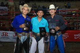 Marcelo Veloz, de Jalisco; Adán Ramírez, de Guanajuato, y el coahuilense Brayan Medina (Castaños), el equipo campeón: Estrellas del Futuro. FOTO: HÉCTOR GARCÍA