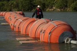 Boyas flotantes y mallas metálicas marcan la nueva realidad en la frontera sur de Estados Unidos.