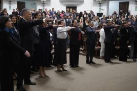 1 de septiembre del 2025. Por primera vez en la historia y en sesión solemne, 137 jueces y magistrados locales tomaron protesta a su cargo en el Congreso de la Ciudad de México. Los primeros en hacerlo fueron los cinco integrantes del Tribunal de Disciplina Judicial, quienes durarán seis años en su encargo, sin posibilidad de reelección.