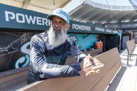 Mendy López y el cuerpo técnico supervisaron las sesiones de bateo divididas por grupos durante el entrenamiento.