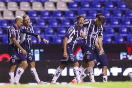 Martín Demichelis, su nuevo entrenador, observó desde las gradas mientras Nicolás Sánchez dirigía al equipo desde el banquillo.