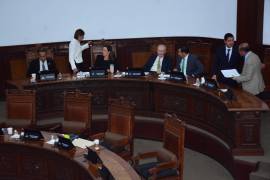 Las diputaciones podrán ser reelectas hasta por cuatro periodos consecutivos, mientras que los integrantes de los ayuntamientos podrán hacerlo hasta por dos.