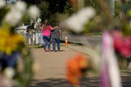 Dolientes visitan un memorial improvisado en honor de las víctimas de la masacre en la Escuela Primaria Robb en Uvalde, Texas, el 11 de julio del 2022.