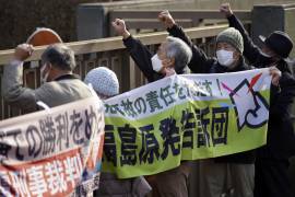 Los partidarios de la protesta de los demandantes frente al Tribunal Superior de Tokio en Tokio el miércoles 18 de enero de 2023. El tribunal declaró el miércoles que tres exejecutivos de Tokyo Electric Power Company no eran culpables de negligencia por los accidentes nucleares de Fukushima en 2011 y las muertes posteriores de más de 40 ancianos residentes durante su evacuación forzada. (Foto AP/Eugene Hoshiko)