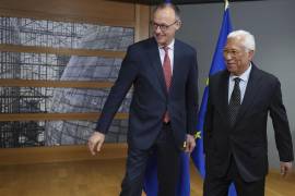 El presidente del Consejo Europeo, António Costa, a la derecha, saluda a Friedrich Merz, líder de la Unión Democristiana (CDU), antes de una reunión en el edificio del Consejo Europeo en Bruselas, el jueves 6 de marzo de 2025. FOTO: